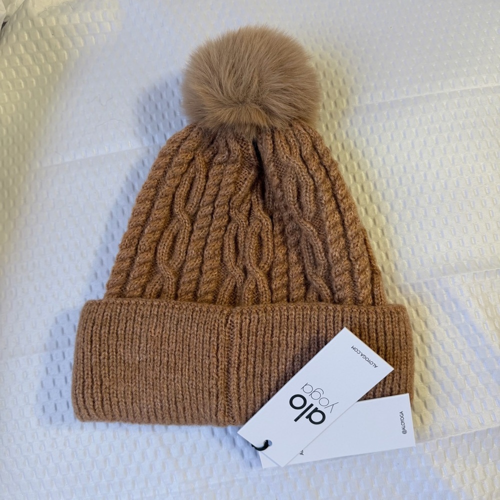 ALO YOGA CABLE KNIT POM BEANIE CAMEL BROWN WOMEN’S ONE SIZE LUXURY WINTER HAT - Picture 4 of 6